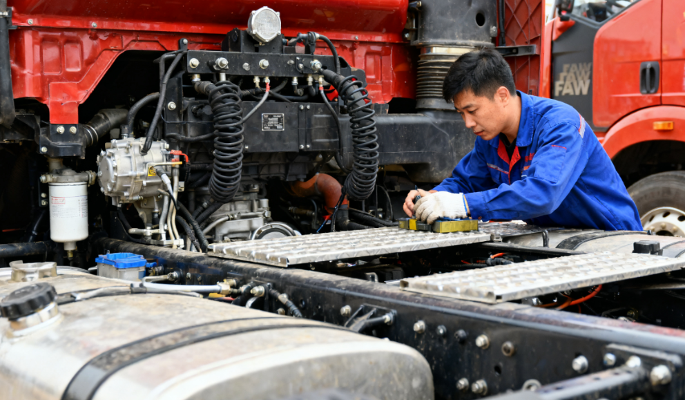 牵引车常见故障解析与维修指南：老司机必备，告别半路抛锚！